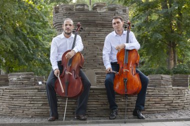 çellist müzisyen grubu sokakta müzik gerçekleştirmek, Keman çalmaya erkek ol kapatın