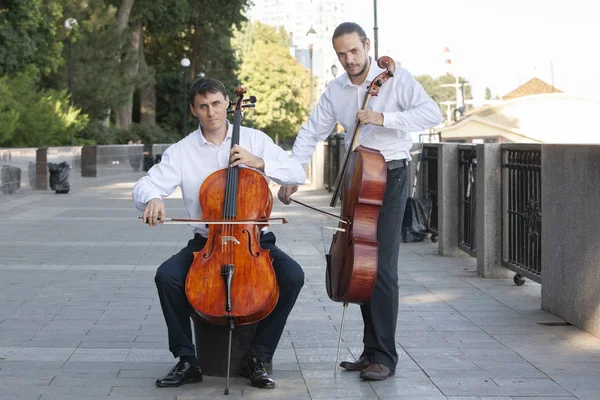Klasik müzik profesyonel çello oyuncu solo performansı, eller yukarı, tanınmayan kişi yakın