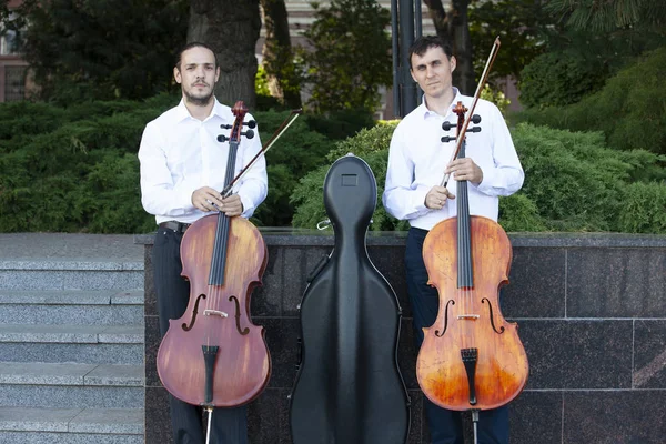 Klassisk musik professionell cello spelare solo prestation, händerna nära upp, oigenkännlig person — Stockfoto