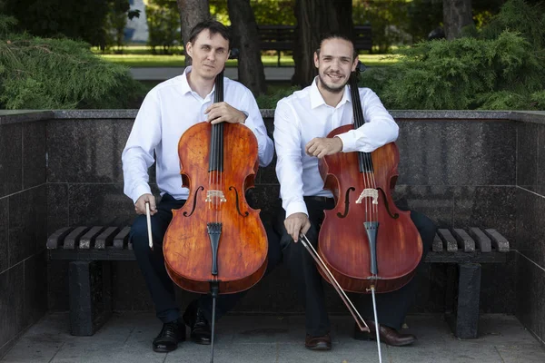 Klassisk musik professionell cello spelare solo prestation, händerna nära upp, oigenkännlig person — Stockfoto