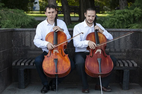 Klassisk musik professionell cello spelare solo prestation, händerna nära upp, oigenkännlig person — Stockfoto