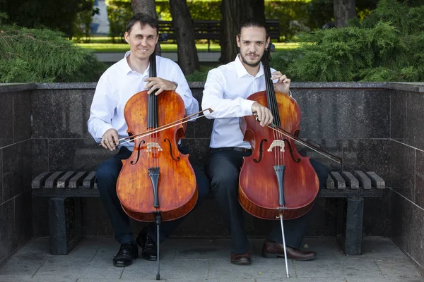 Klassisk musik professionell cello spelare solo prestation, händerna nära upp, oigenkännlig person — Stockfoto