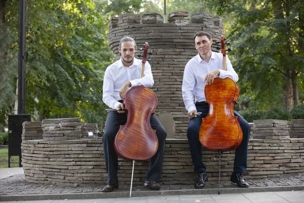 çellist müzisyen grubu sokakta müzik gerçekleştirmek, Keman çalmaya erkek ol kapatın