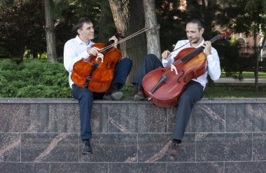 Viyolonsel. Viyolonsel oynama yakından gösterilir.