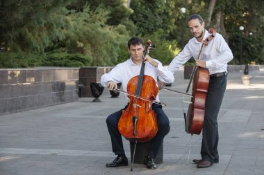 Klasik müzik profesyonel çello oyuncu solo performansı, eller yukarı, tanınmayan kişi yakın