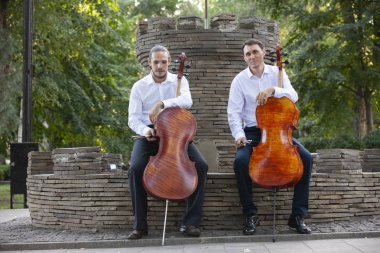 çellist müzisyen grubu sokakta müzik gerçekleştirmek, Keman çalmaya erkek ol kapatın