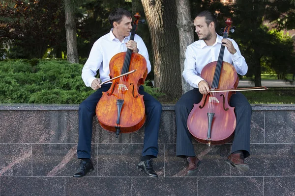 Viyolonsel. Viyolonsel oynama yakından gösterilir.