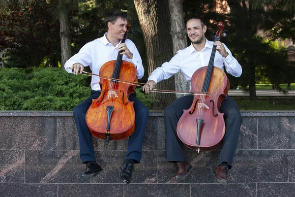 Violoncelo. Cello tocando é mostrado de perto . — Fotografia de Stock