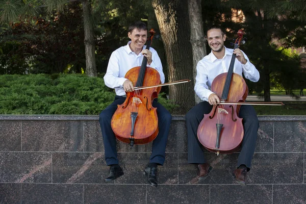 Viyolonsel. Viyolonsel oynama yakından gösterilir.