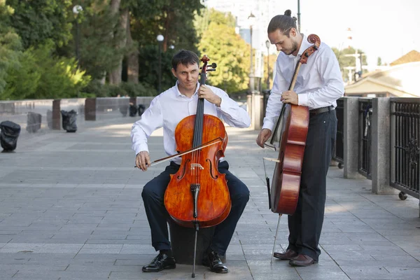 Cello. Cello spelen wordt weergegeven close-up. — Stockfoto