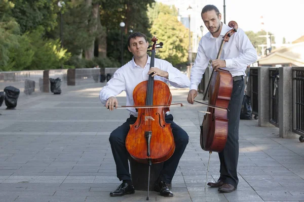 Klassisk musik professionell cello spelare solo prestation, händerna nära upp, oigenkännlig person — Stockfoto