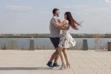 Kizomba, bachata, zouk ve latin sosyal dans kavramı - erkek ve kadın doğa arka plan üzerinde dans