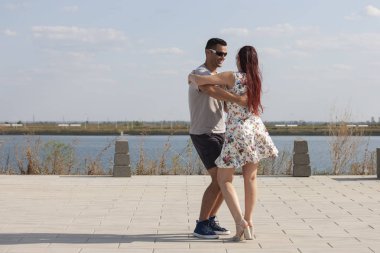 Kizomba, bachata, zouk ve latin sosyal dans kavramı - erkek ve kadın doğa arka plan üzerinde dans