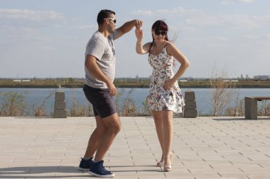 Kizomba, bachata, zouk ve latin sosyal dans kavramı - erkek ve kadın doğa arka plan üzerinde dans