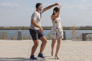 Kizomba, bachata, zouk ve latin sosyal dans kavramı - erkek ve kadın doğa arka plan üzerinde dans