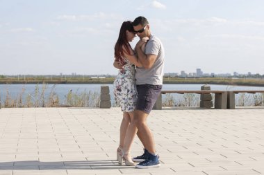 Kizomba, bachata, zouk ve latin sosyal dans kavramı - erkek ve kadın doğa arka plan üzerinde dans