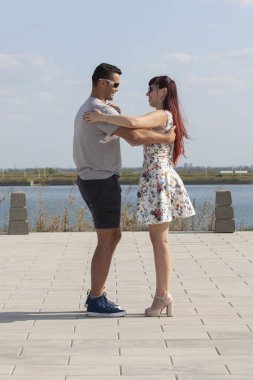 Kizomba, bachata, zouk ve latin sosyal dans kavramı - erkek ve kadın doğa arka plan üzerinde dans