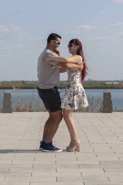 Kizomba, bachata, zouk ve latin sosyal dans kavramı - erkek ve kadın doğa arka plan üzerinde dans