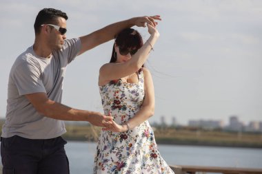 Kizomba, bachata, zouk ve latin sosyal dans kavramı - erkek ve kadın doğa arka plan üzerinde dans