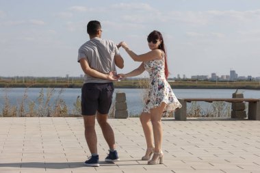 Kizomba, bachata, zouk ve latin sosyal dans kavramı - erkek ve kadın doğa arka plan üzerinde dans