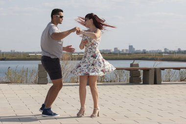 Kizomba, bachata, zouk ve latin sosyal dans kavramı - erkek ve kadın doğa arka plan üzerinde dans