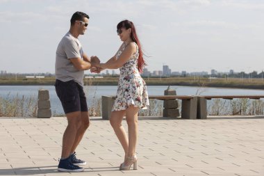 Kizomba, bachata, zouk ve latin sosyal dans kavramı - erkek ve kadın doğa arka plan üzerinde dans