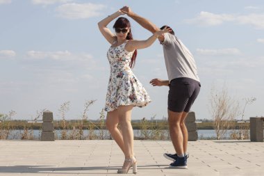 Kizomba, bachata, zouk ve latin sosyal dans kavramı - erkek ve kadın doğa arka plan üzerinde dans