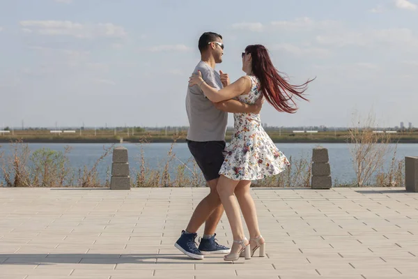 Kizomba, bachata, zouk e conceito de dança social latina - Homem e mulher dançando sobre fundo da natureza — Fotografia de Stock