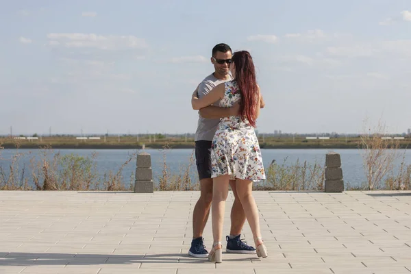 Kizomba, bachata, zouk e conceito de dança social latina - Homem e mulher dançando sobre fundo da natureza — Fotografia de Stock