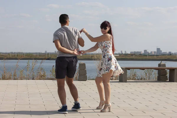 Kizomba, bachata, zouk ve latin sosyal dans kavramı - erkek ve kadın doğa arka plan üzerinde dans