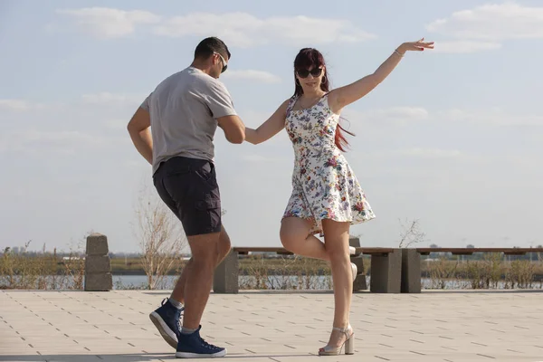 Kizomba, bachata, zouk und lateinisch social dance concept - Mann und Frau tanzen über dem Hintergrund der Natur — Stockfoto