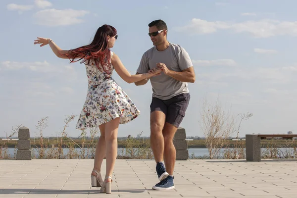 Mutlu sevgi dolu çift kucaklayan ve mavi gökyüzü altında yaz aylarında açık havada öpüşme. Aşk hikayesi. Aşık bir çift. Deniz arka planı. Balayı, seyahat, turizm. Moda fotoğrafı. Deniz kumu. Mutlu günler.