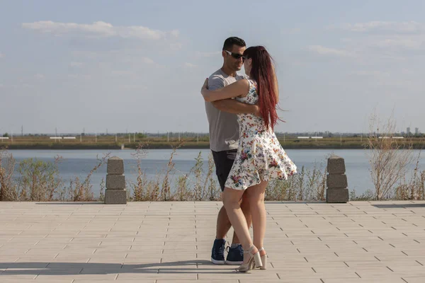 Feliz casal amoroso abraçando e beijando ao ar livre no verão sob o céu azul. História de amor. Um casal apaixonado. Fundo marinho. Lua-de-mel, viagens, turismo. Foto de moda. Areia marinha. Feliz dia. . — Fotografia de Stock