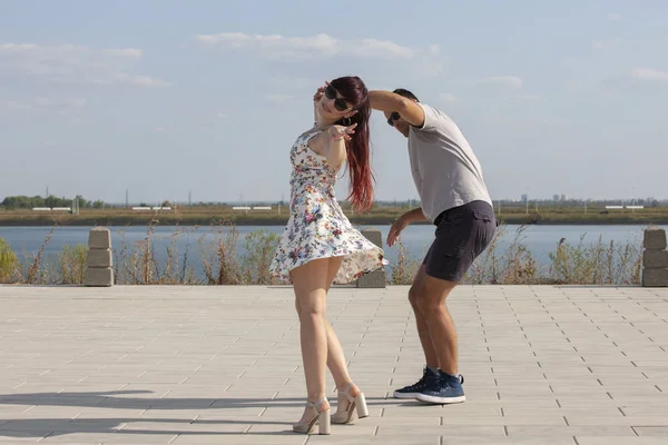 Feliz casal amoroso abraçando e beijando ao ar livre no verão sob o céu azul. História de amor. Um casal apaixonado. Fundo marinho. Lua-de-mel, viagens, turismo. Foto de moda. Areia marinha. Feliz dia. . — Fotografia de Stock