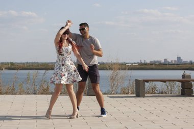 Tutkulu zarif genç çift latino dansçıları Tango parkta, romantik ve sportif yaşam tarzı