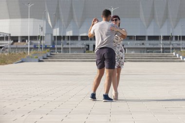 Genç çift Caribbean Salsa dansları. Sosyal etkinlik kavramı.