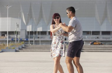 Genç çift Caribbean Salsa dansları. Sosyal etkinlik kavramı.