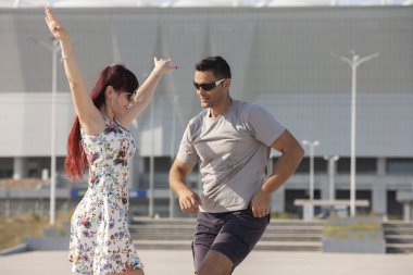 Genç çift Caribbean Salsa dansları. Sosyal etkinlik kavramı.