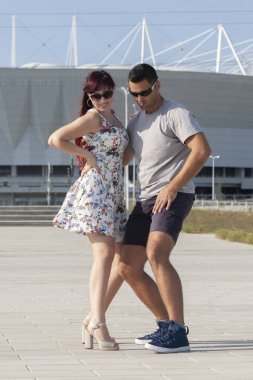 genç bir çift karşı kentsel peyzaj Latino dans dans.