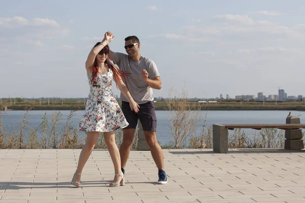 Leidenschaftliche elegante junge Paar-Latino-Tänzer im Tango im Park, romantischer und sportlicher Lebensstil — Stockfoto