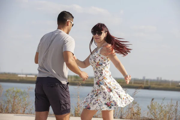 Tutkulu zarif genç çift latino dansçıları Tango parkta, romantik ve sportif yaşam tarzı