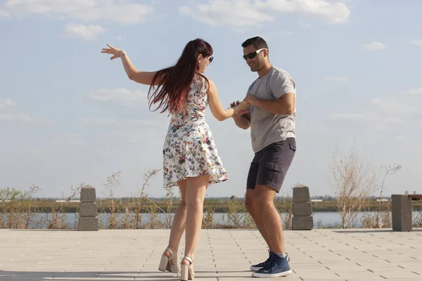 热情优雅的年轻夫妇拉丁裔舞者在探戈在公园里, 浪漫和运动的生活方式 — 图库照片
