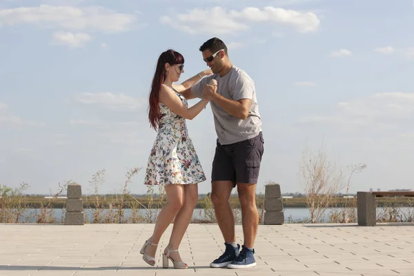 热情优雅的年轻夫妇拉丁裔舞者在探戈在公园里, 浪漫和运动的生活方式 — 图库照片