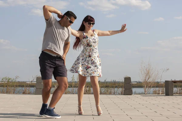 Leidenschaftliche elegante junge Paar-Latino-Tänzer im Tango im Park, romantischer und sportlicher Lebensstil — Stockfoto