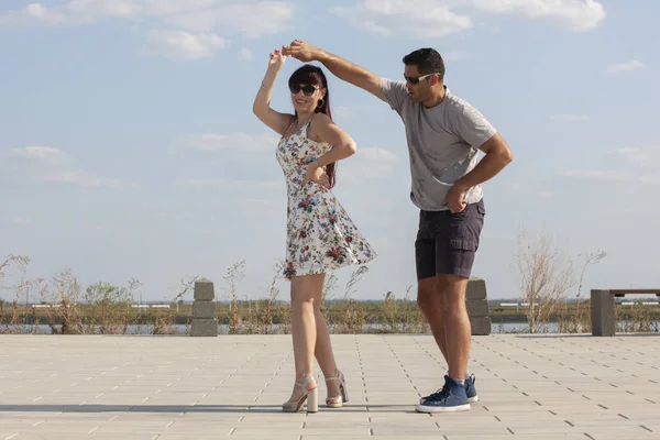 Apaixonado elegante jovem casal latino dançarinos no tango no parque, estilo de vida romântico e desportivo — Fotografia de Stock