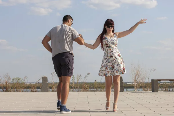 Tutkulu zarif genç çift latino dansçıları Tango parkta, romantik ve sportif yaşam tarzı