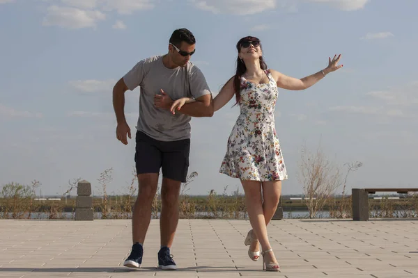 Apaixonado elegante jovem casal latino dançarinos no tango no parque, estilo de vida romântico e desportivo — Fotografia de Stock