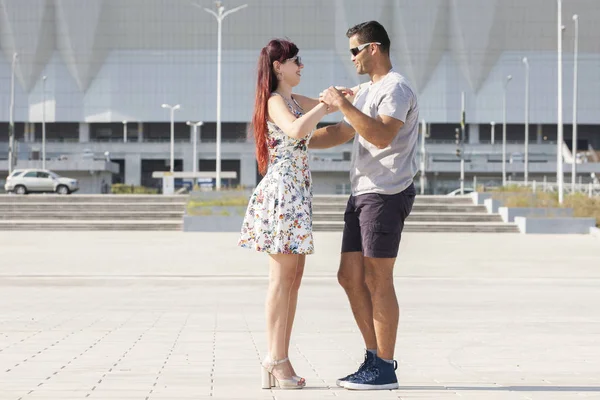 Leidenschaftliche elegante junge Paar-Latino-Tänzer im Tango im Park, romantischer und sportlicher Lebensstil — Stockfoto