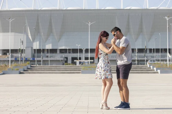 Apaixonado elegante jovem casal latino dançarinos no tango no parque, estilo de vida romântico e desportivo — Fotografia de Stock