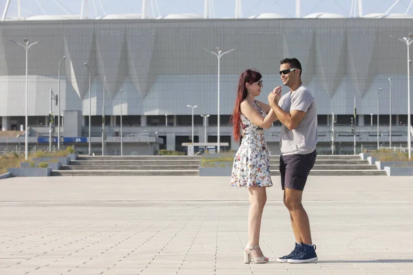 Tutkulu zarif genç çift latino dansçıları Tango parkta, romantik ve sportif yaşam tarzı